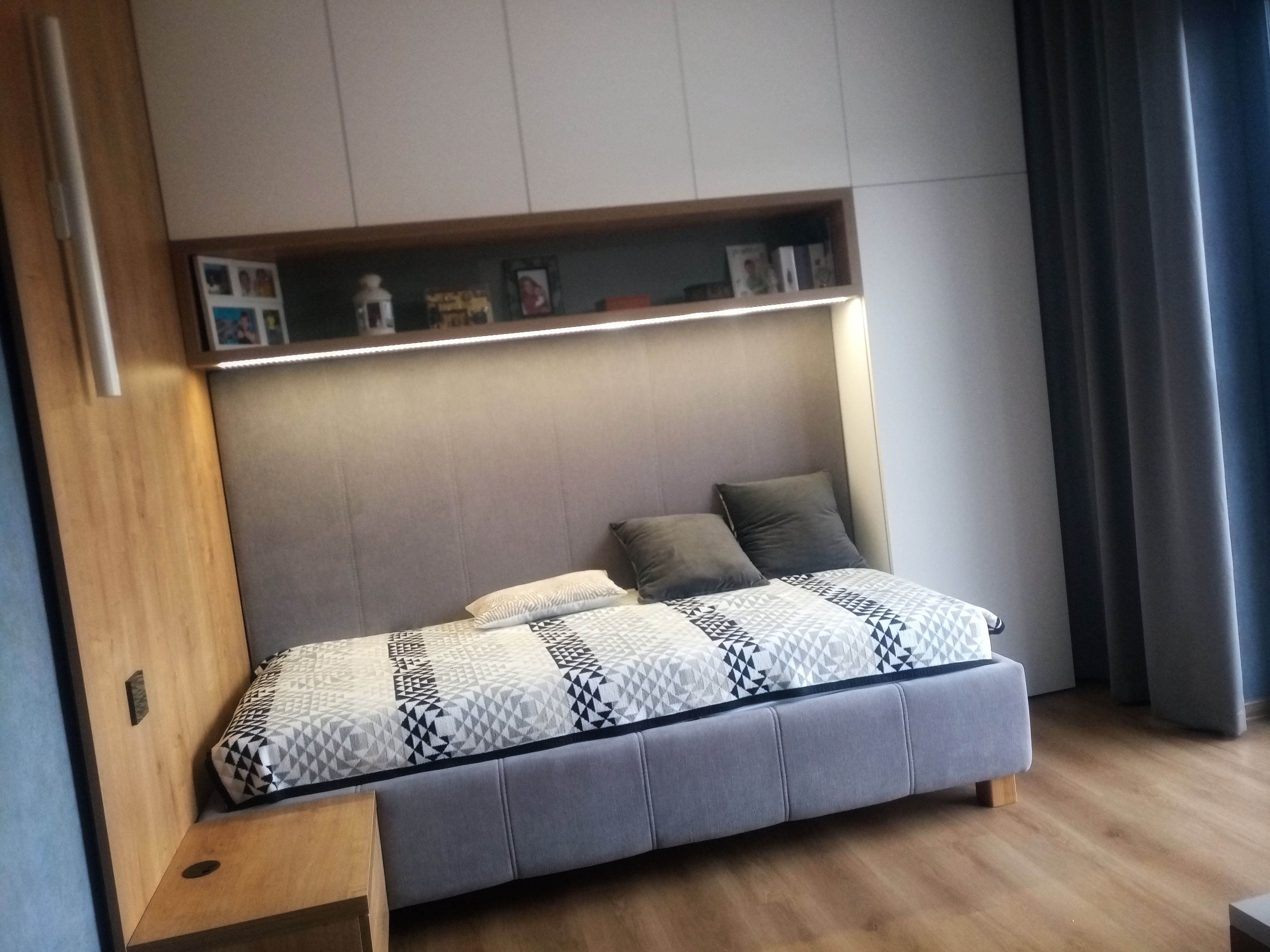 Spálňa na mieru s čalúneným čelom, LED nikou a hornými skrinkami