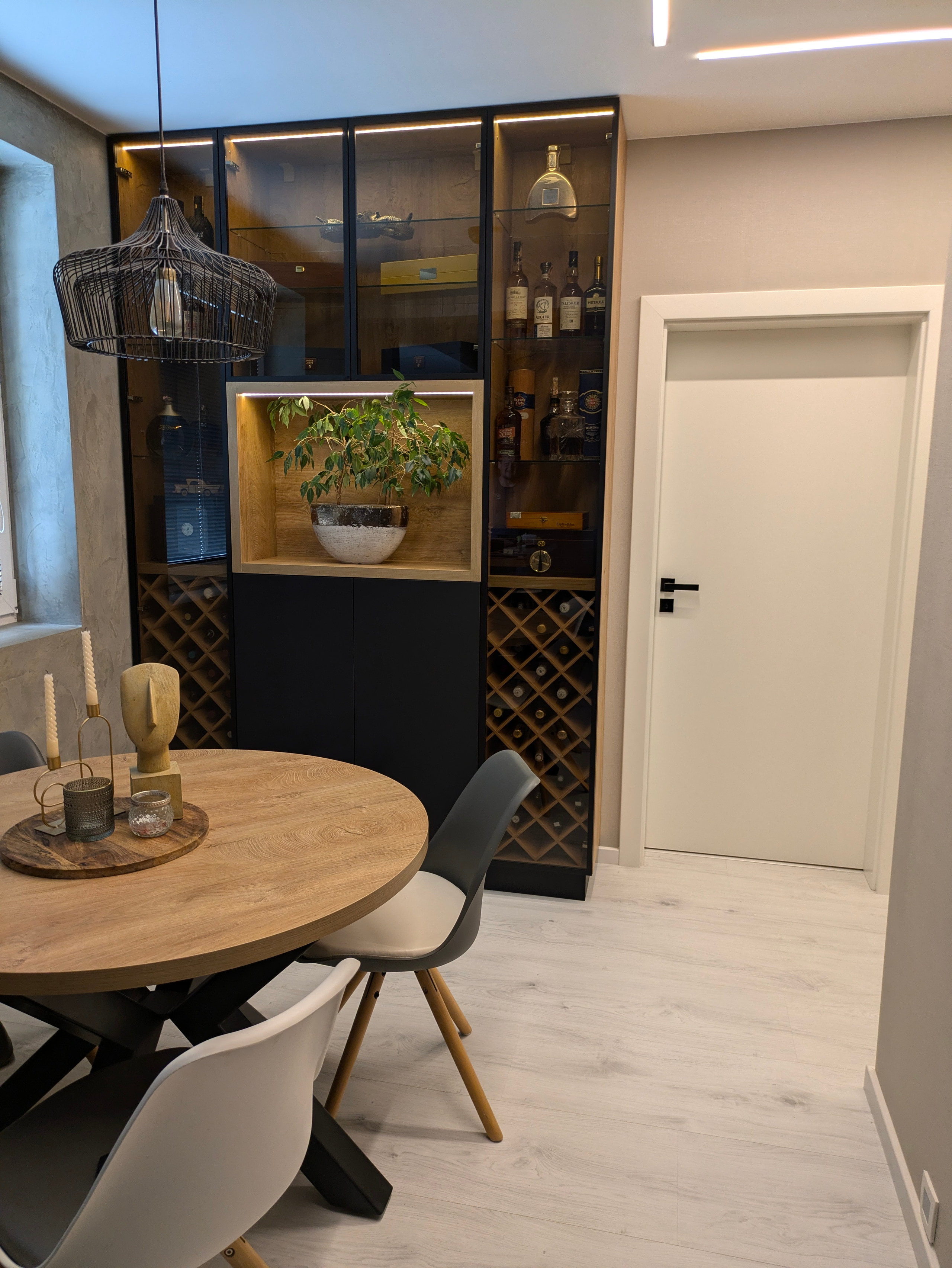 Jedálenský kút s okrúhlym stolom a nábytkovou zostavou podľa návrhu JURAS design